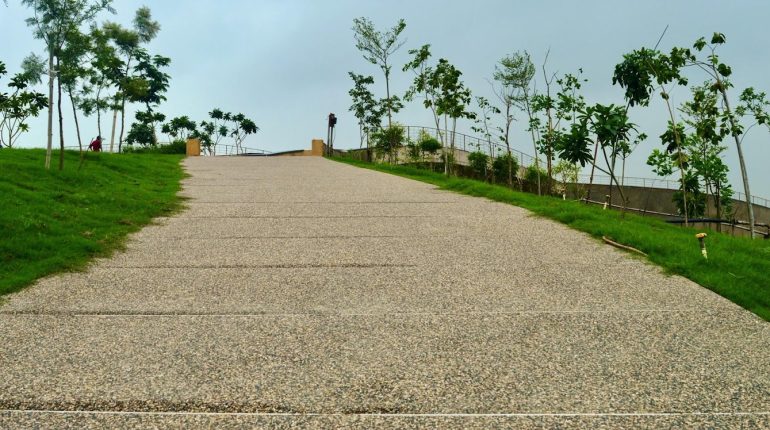 Balaji Anti-Skid Pebble Crete Flooring for Villa’s Curved Walkway